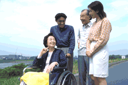 車イスのまま、家族と共に郊外へ。介護タクシーがお手伝いします。